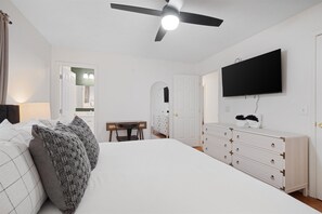 3 bedrooms, desk, iron/ironing board, travel cot - Bourbon Basecamp: 1.5 Acres, Game + Movie Room, 3 Bedrooms (Bardstown)