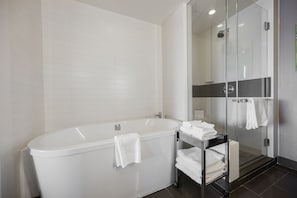 Een douche, een haardroger, handdoeken