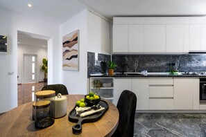 Apartemen Deluks, 3 kamar tidur, balkon, pemandangan kota | Dapur pribadi | Mesin pembuat kopi/teh dan ketel listrik