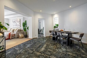 Apartemen Deluks, 3 kamar tidur, balkon, pemandangan kota | Area keluarga | Smart TV 43-inci dengan saluran TV kabel, Netflix, dan layanan streaming