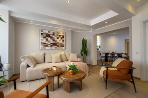 华丽公寓, 3 间卧室, 阳台, 城市景观 | 起居区 | 43-英寸智能电视（配备有线频道）、Netflix、流媒体服务