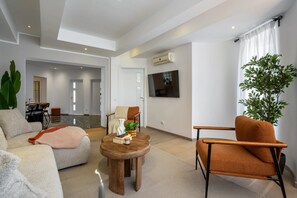 Apartemen Deluks, 3 kamar tidur, balkon, pemandangan kota | Area keluarga | Smart TV 43-inci dengan saluran TV kabel, Netflix, dan layanan streaming