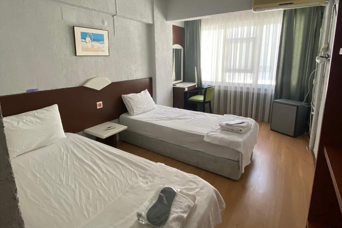 Familien-Doppel- oder -Zweibettzimmer | Schreibtisch, laptopgeeigneter Arbeitsplatz, Bettwäsche
