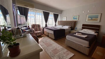 Escritorio y espacio para trabajar con laptop 