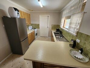 Fridge, oven, stovetop, coffee/tea maker