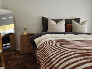 3 bedrooms, iron/ironing board, bed sheets