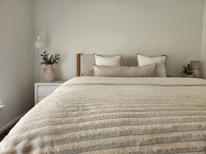 3 bedrooms, iron/ironing board, bed sheets, wheelchair access