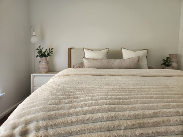 3 slaapkamers, een strijkplank/strijkijzer, beddengoed, rolstoeltoegang