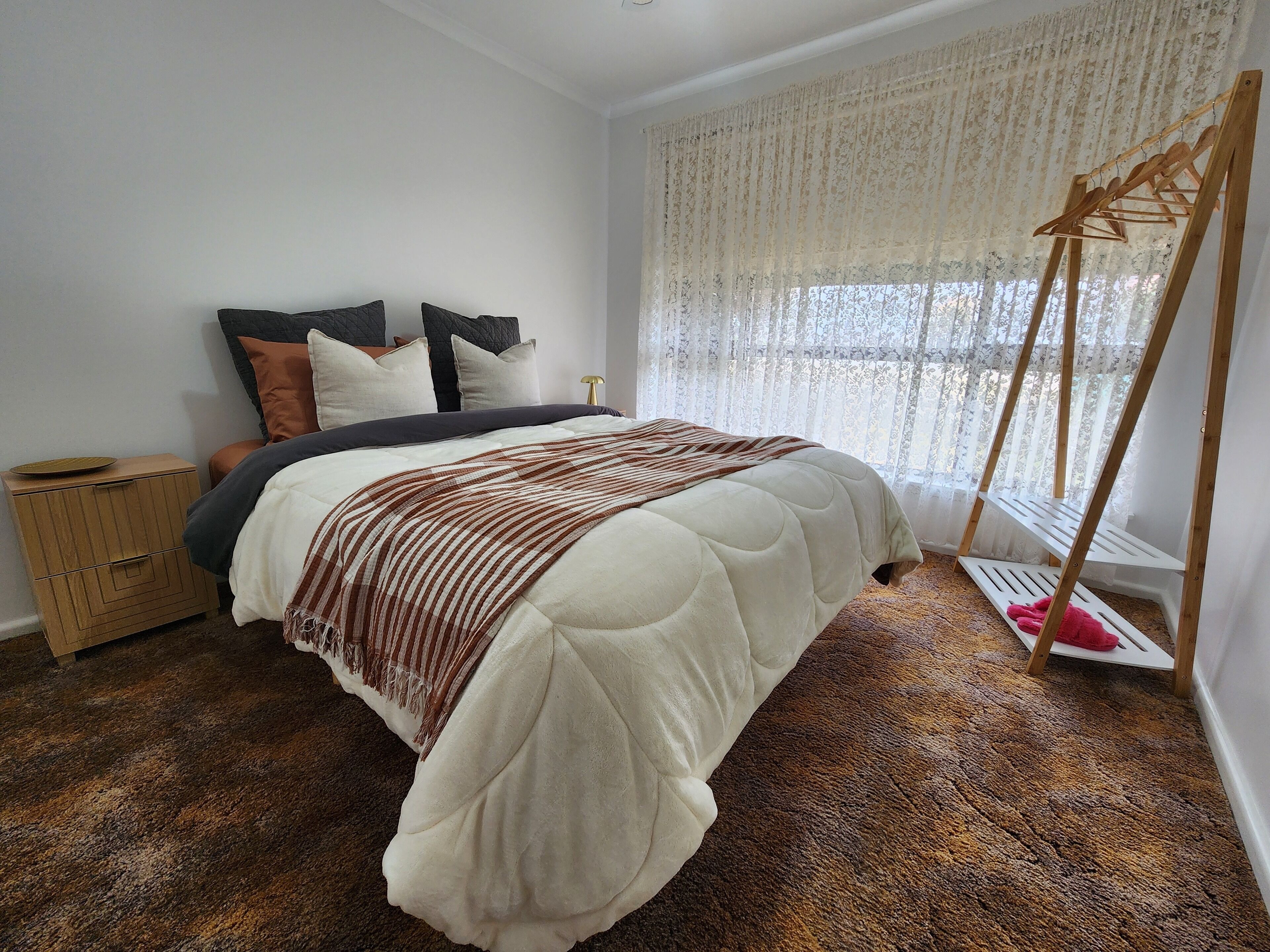 3 bedrooms, iron/ironing board, bed sheets, wheelchair access