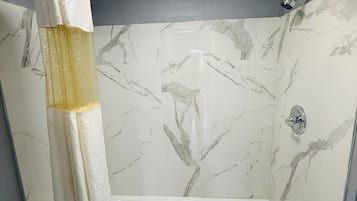 Baignoire, savon, shampoing, papier toilette