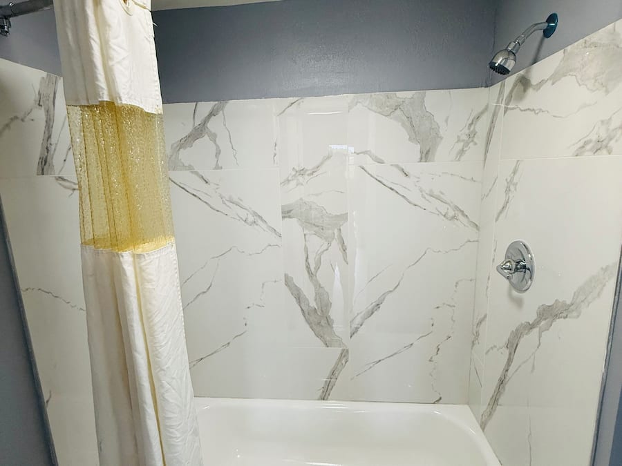 Banheira, sabonete, shampoo, papel higiênico