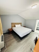 Deluxe Single Room | Desk, laptop workspace