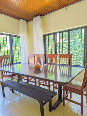 Dining - Spacious 4-bedroom family-friendly house in welcoming Kigali with WiFi (Kigali)