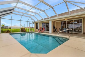 A heated pool - Horizons of Peace Await - Tranquil Horizons - Roelens (Cape Coral)