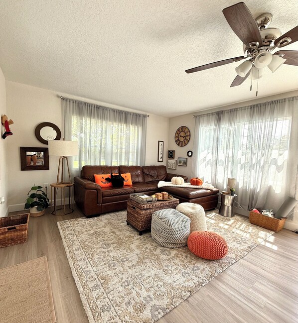 Smart TV - Escape to tranquility at this PrivatePool Lakeview getaway on the shores of EL (Eagle Lake)