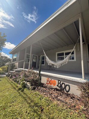 Exterior - Escape to tranquility at this PrivatePool Lakeview getaway on the shores of EL (Eagle Lake)