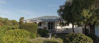 South Bay | Classic Kiwi Bach | Close to Beach - KK48126