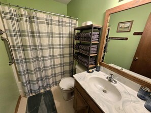 Secador de pelo, toallas, jabón y papel higiénico