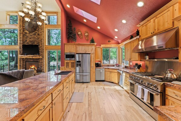 Køleskab, mikrobølgeovn, ovn, kogeplade