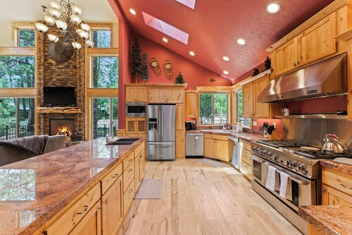 4 Red Fir - Ultimate Sunriver Stay, Game Room, Hot Tub, Walk to SHARC, Passes Included