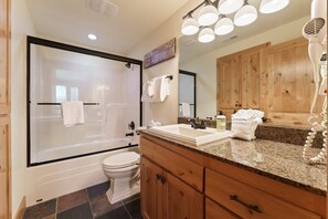 Douche, baignoire à jets, sèche-cheveux, serviettes fournies