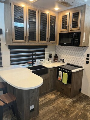 Private kitchen - Cozy 2-bedroom RV with WiFi, A/C, full kitchen. Just walking distance from lake (Nice)