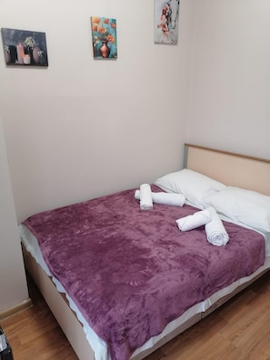 Kamar Double Kota | Meja kerja, ruang kerja ramah laptop, Wi-Fi gratis, dan seprai linen