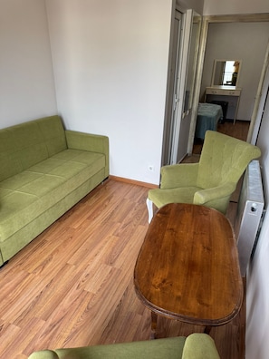 Suite Deluks, balkon, pemandangan kota | Meja kerja, ruang kerja ramah laptop, Wi-Fi gratis, dan seprai linen