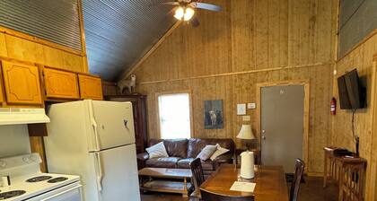 Southern Charm Sardis cabin 2-bedrooms with A/C, WiFi, and satellite TV
