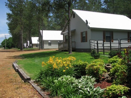Southern Charm Sardis cabin 2-bedrooms with A/C, WiFi, and satellite TV