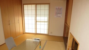 Eenvoudige kamer, uitzicht op tuin | Interieur