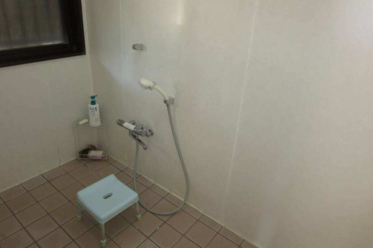 Habitación básica, vistas al jardín | Baño | Zapatillas y bidé