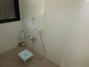 Habitación básica, vistas al jardín | Baño | Zapatillas y bidé