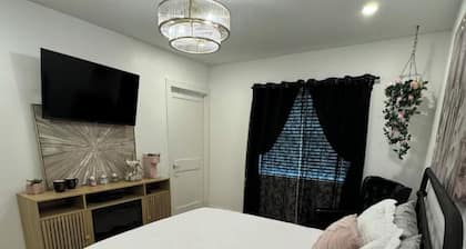 Charming Studio apartment near The Villages with private yard