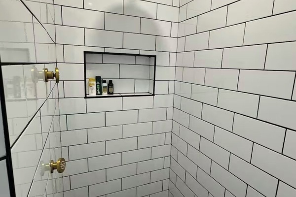Dusj, hårføner, håndklær og såpe