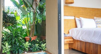 Charming 1-bedroom house with private Hot Tub, AC and WiFi