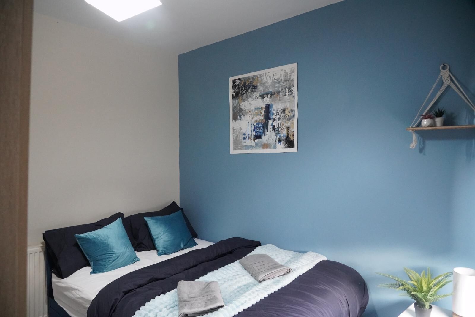 2 bedrooms, desk, WiFi, bed sheets