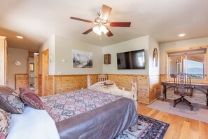 3 bedrooms, desk, iron/ironing board, free WiFi