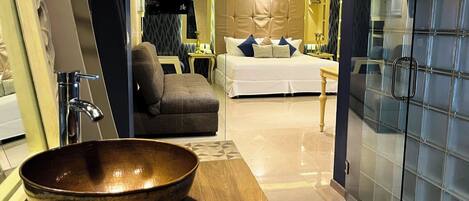 Classic Room | Bathroom | Free toiletries, hair dryer, heated floors, towels