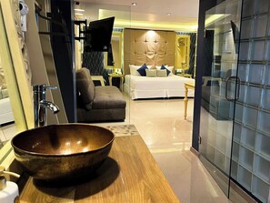 Classic Room | Bathroom | Free toiletries, hair dryer, heated floors, towels