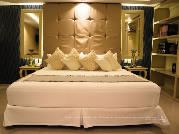 Classic Room | Egyptian cotton sheets, premium bedding, down comforters, in-room safe - Hotel Santosi (San Luis Potosí)