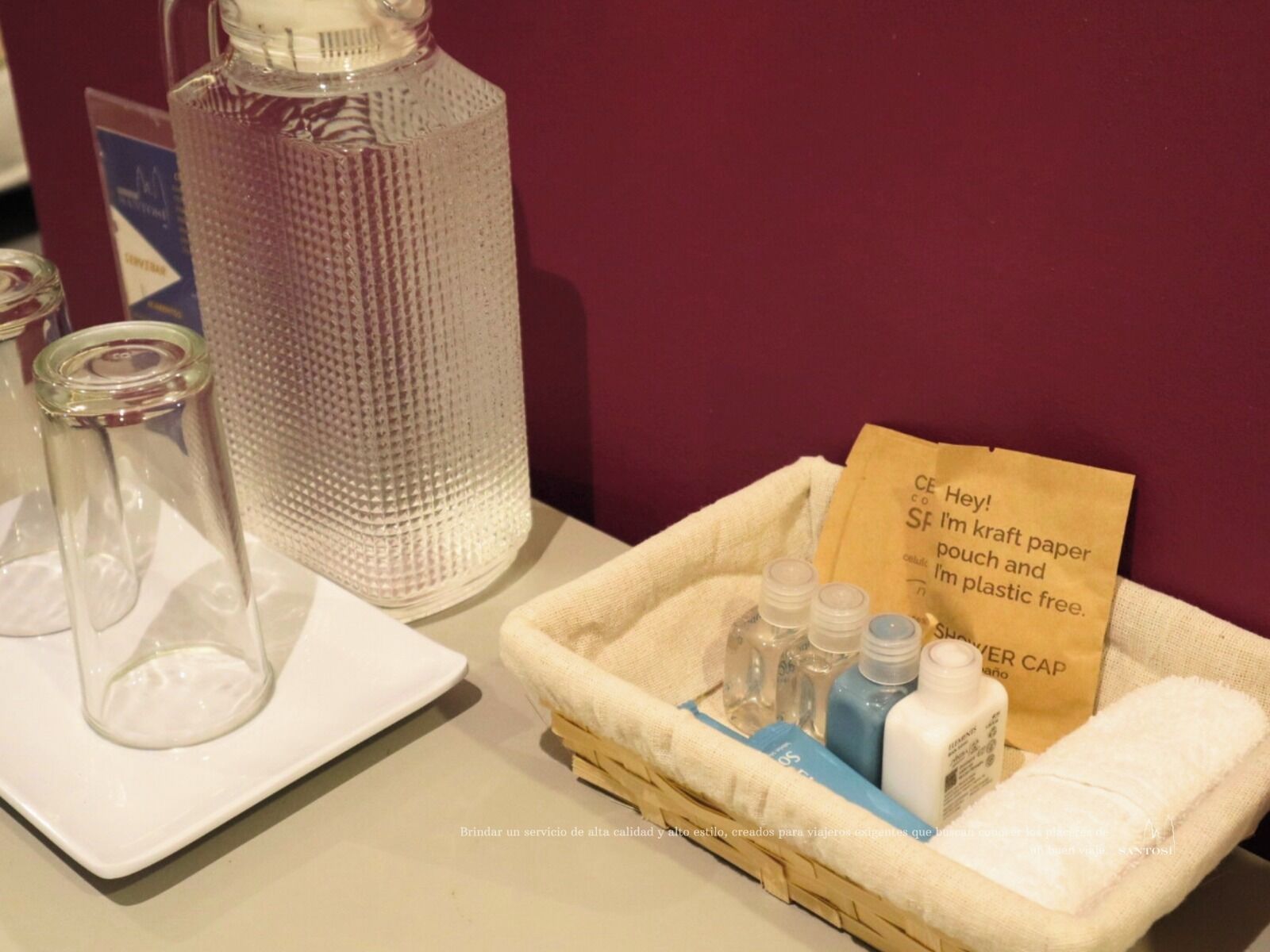 Une trousse de voyage contenant une bouteille d’eau, un petit récipient et une carte.
