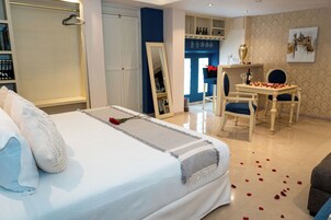 Una habitación de hotel con cama, escritorio y silla.