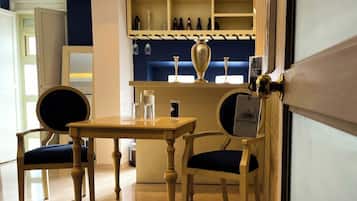 Un comedor con una mesa y sillas, una barra con estantes llenos de botellas, y un letrero que dice 'SANTOSI'.