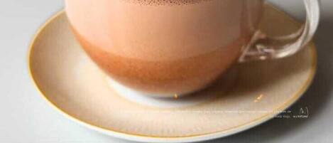 Une tasse de café sur une soucoupe.