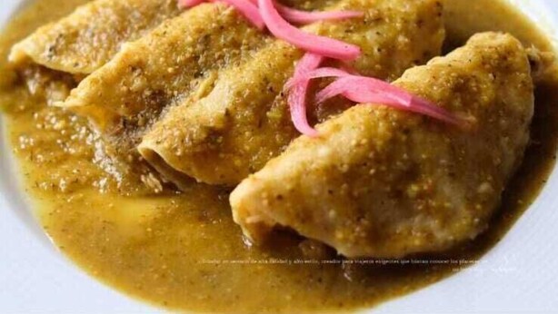 Un plato de comida con salsa cremosa y guarnición rosada.
