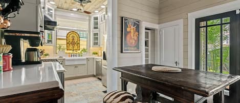 Fridge, oven, stovetop, coffee/tea maker