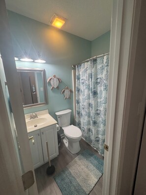 Towels, soap, toilet paper - Cozy 2-bedroom condo with WiFi, AC in charming Little River (Little River)