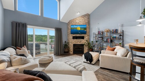 Boat Slip, 3 Pools, Golf, Ozarks Ampitheater, & Amazing Lake Views at the 13mm Big Niangua