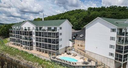 Boat Slip, 3 Pools, Golf, Ozarks Ampitheater, & Amazing Lake Views at the 13mm Big Niangua